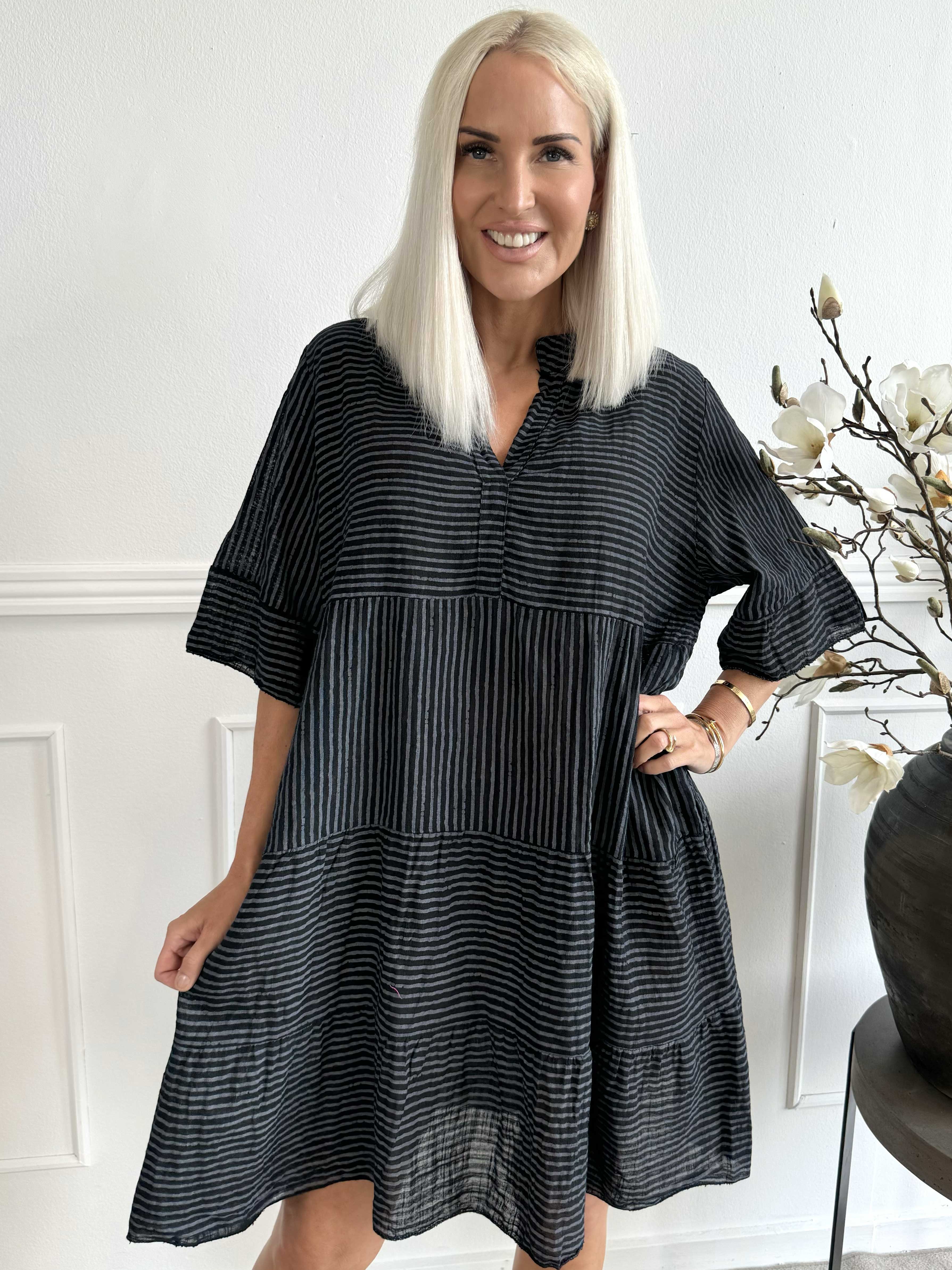 Jenni - Sød stripet bomuldskjole i hør lignende stof